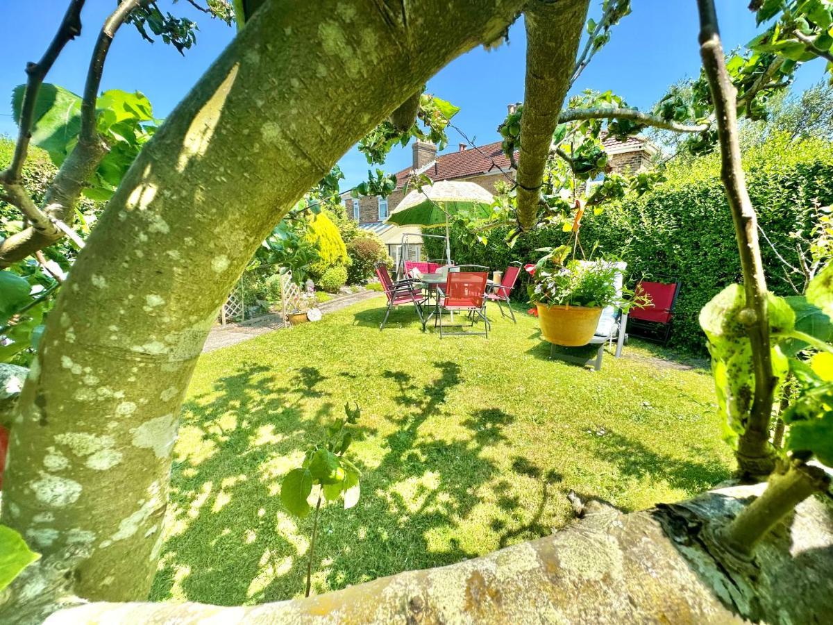 Garden Cottage - 3 Bedroom Close To Town And Beach Борнмут Экстерьер фото
